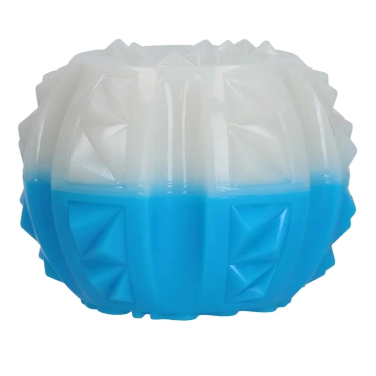 Coolpets-ICE-BALL-chlodzaca-zabawka-dla-psa3.webp